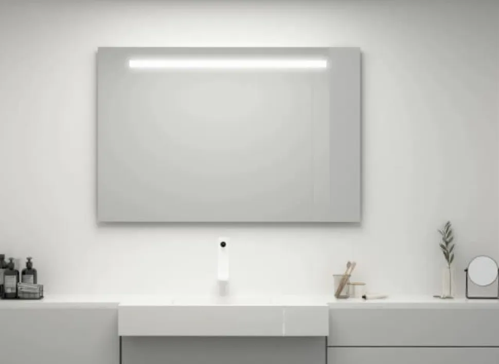 Espejo Con Luz Frontal Proyectada Con Una Franja En La Parte Superior Modelo Creta – DecorBath