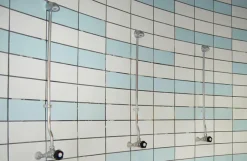 Grifo Temporizado Ducha Vista Mezclador Accionamiento Mediante Pulsador. Conjunto Alpa 80 Con Rociador Antivandálico (con Racores) – 98922 – Presto Iberica